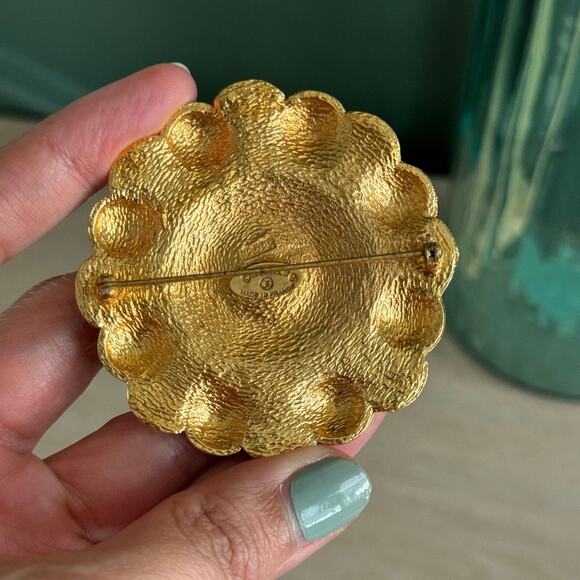 124 CHANEL VINTAGE FLOWER BROOCH WITH STONE - Picture 4 of 4